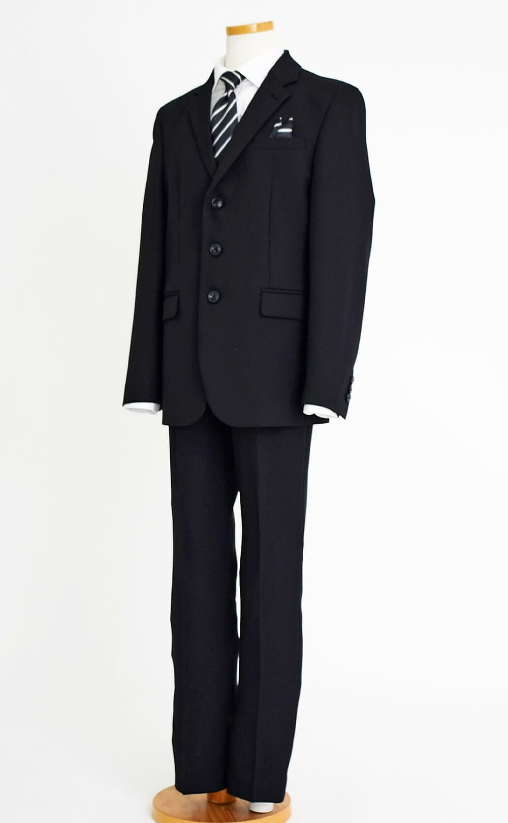 特別な日にぴったりのブラックカラーの男の子用フォーマルスーツ。シンプルで美しいシルエットが魅力のAngel's Closetの子供フォーマル レンタル商品（【レンタル】レジメンタルタイ3つボタンベーシックスーツ4点セット(CAT555611) ブラック）｜画像4