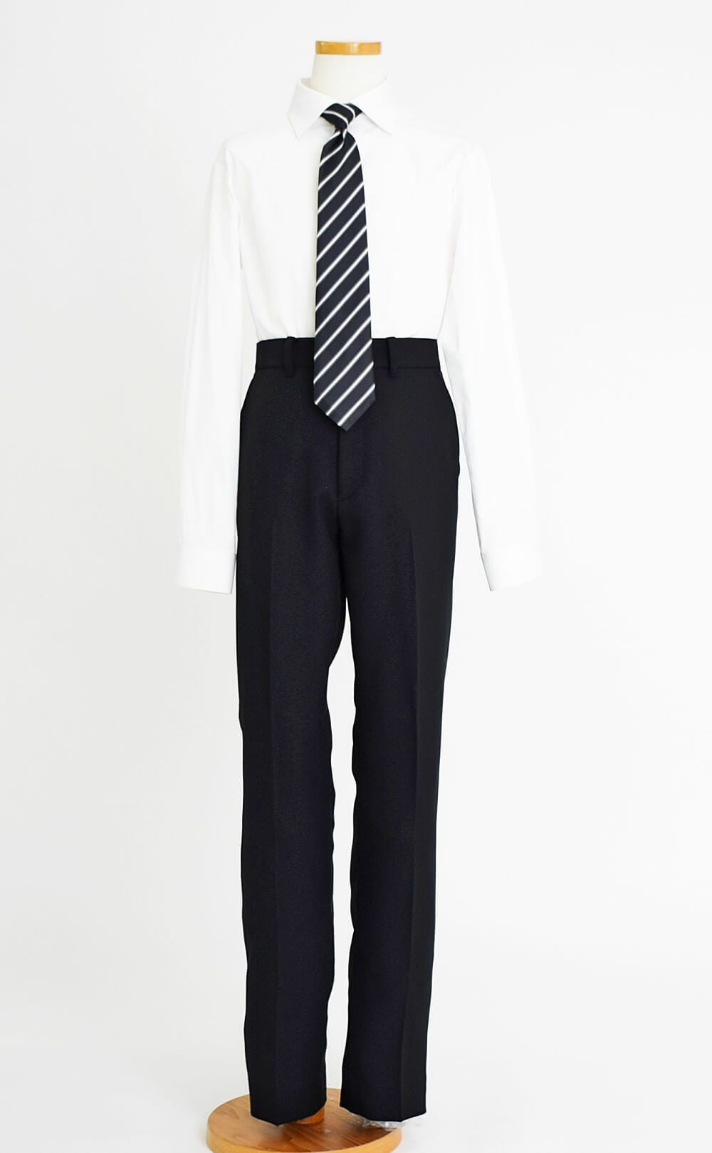 特別な日にぴったりのブラックカラーの男の子用フォーマルスーツ。シンプルで美しいシルエットが魅力のAngel's Closetの子供フォーマル レンタル商品（【レンタル】レジメンタルタイ3つボタンベーシックスーツ4点セット(CAT555611) ブラック）｜画像7