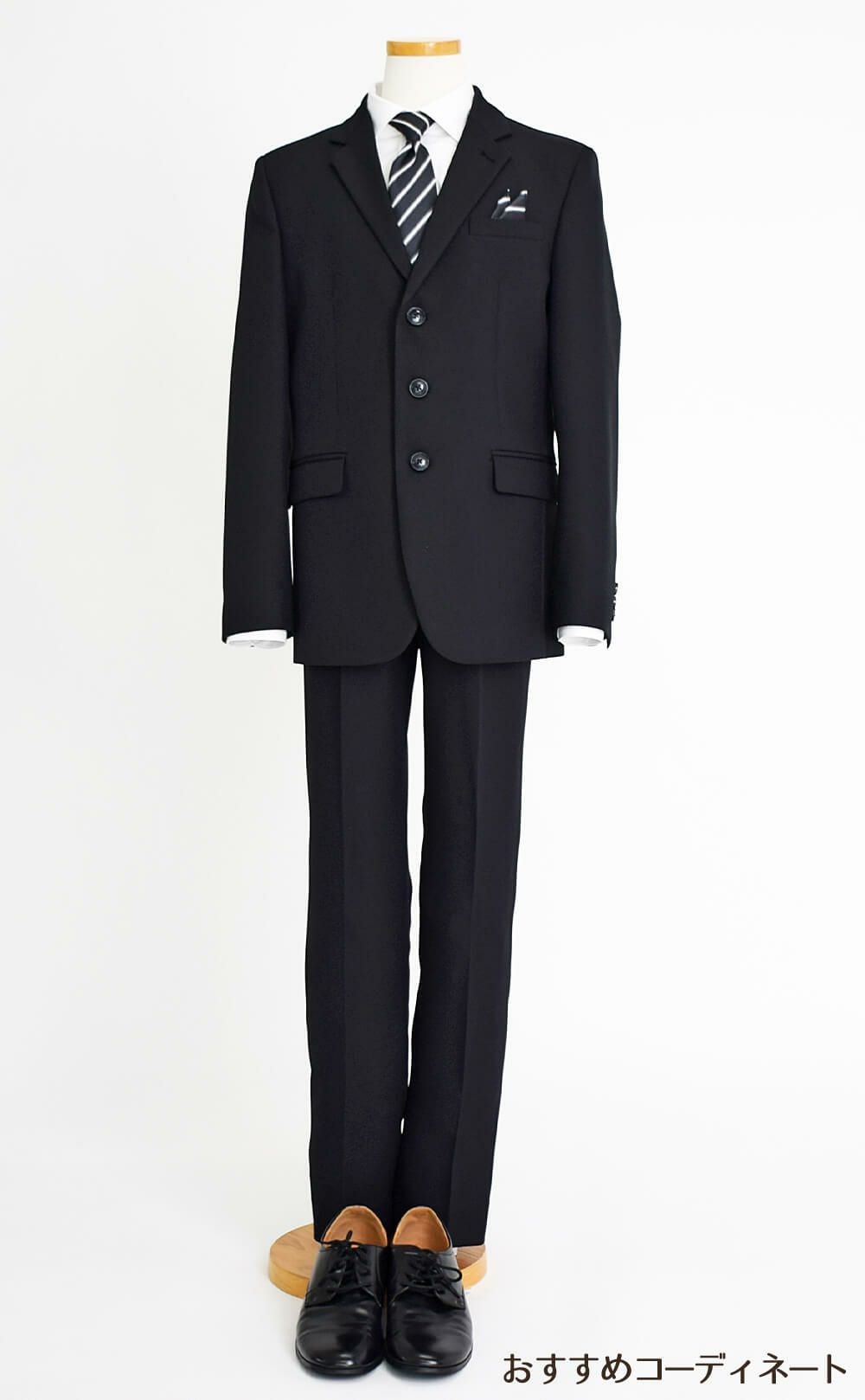特別な日にぴったりのブラックカラーの男の子用フォーマルスーツ。シンプルで美しいシルエットが魅力のAngel's Closetの子供フォーマル レンタル商品（【レンタル】レジメンタルタイ3つボタンベーシックスーツ4点セット(CAT555611) ブラック）｜画像9