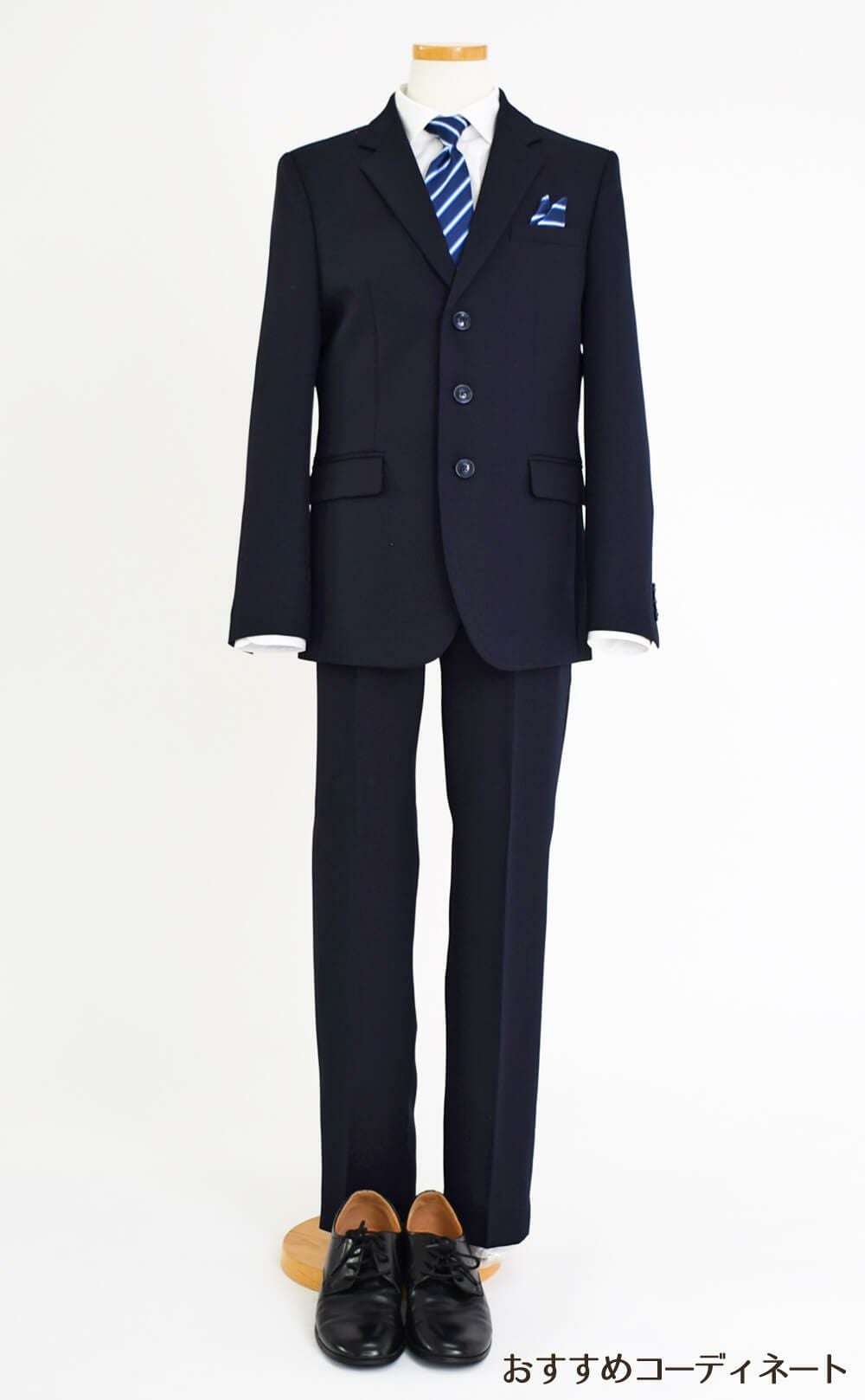 特別な日にぴったりのネイビーカラーの男の子用フォーマルスーツ。シンプルで美しいシルエットが魅力のAngel's Closetの子供フォーマル レンタル商品（【レンタル】レジメンタルタイ3つボタンベーシックスーツ4点セット(CAT555611) ネイビー）｜画像9