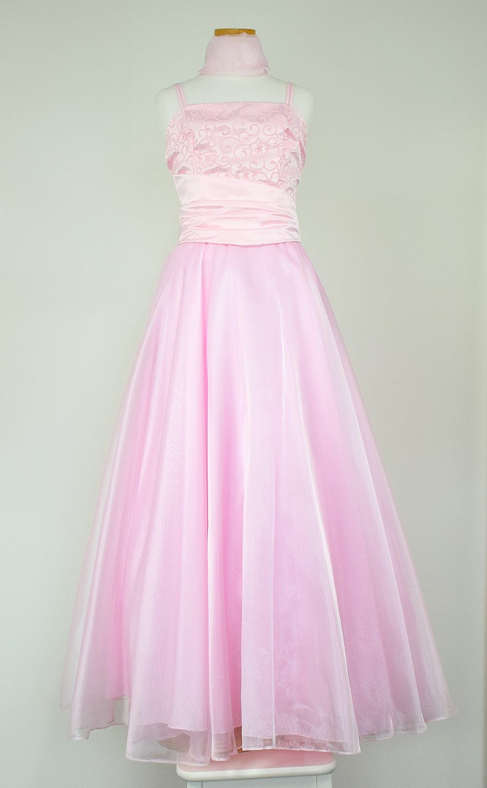 ピアノ発表会や結婚式にぴったりのピンクカラーの女の子用キッズドレス。シンプルで美しいシルエットが魅力のAngel's Closetの子供ドレス レンタル商品（【レンタル】キャビアビーズ＆ダイアゴナルボディオーガンジースカートドレス（HC1568）ピンク）｜画像3