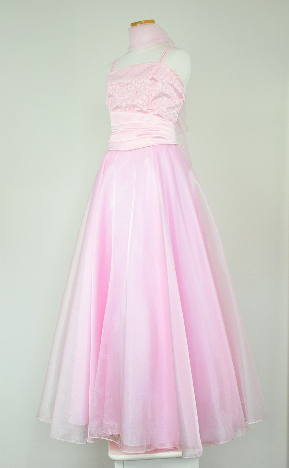 ピアノ発表会や結婚式にぴったりのピンクカラーの女の子用キッズドレス。シンプルで美しいシルエットが魅力のAngel's Closetの子供ドレス レンタル商品（【レンタル】キャビアビーズ＆ダイアゴナルボディオーガンジースカートドレス（HC1568）ピンク）｜画像4