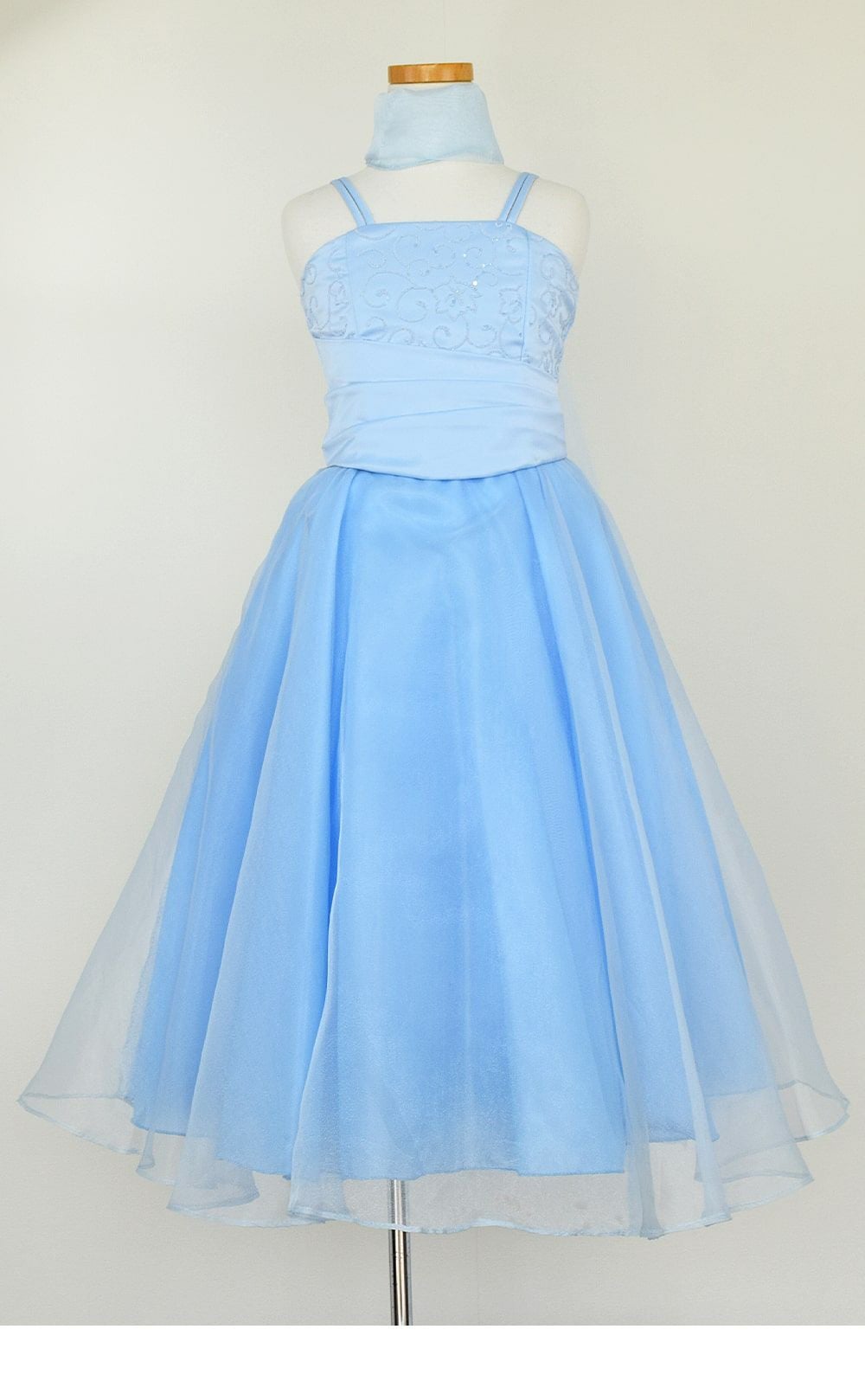 ピアノ発表会や結婚式にぴったりのブルーカラーの女の子用キッズドレス。シンプルで美しいシルエットが魅力のAngel's Closetの子供ドレス レンタル商品（【レンタル】キャビアビーズ＆ダイアゴナルボディオーガンジースカートドレス（HC1568）ベビーブルー）｜画像3