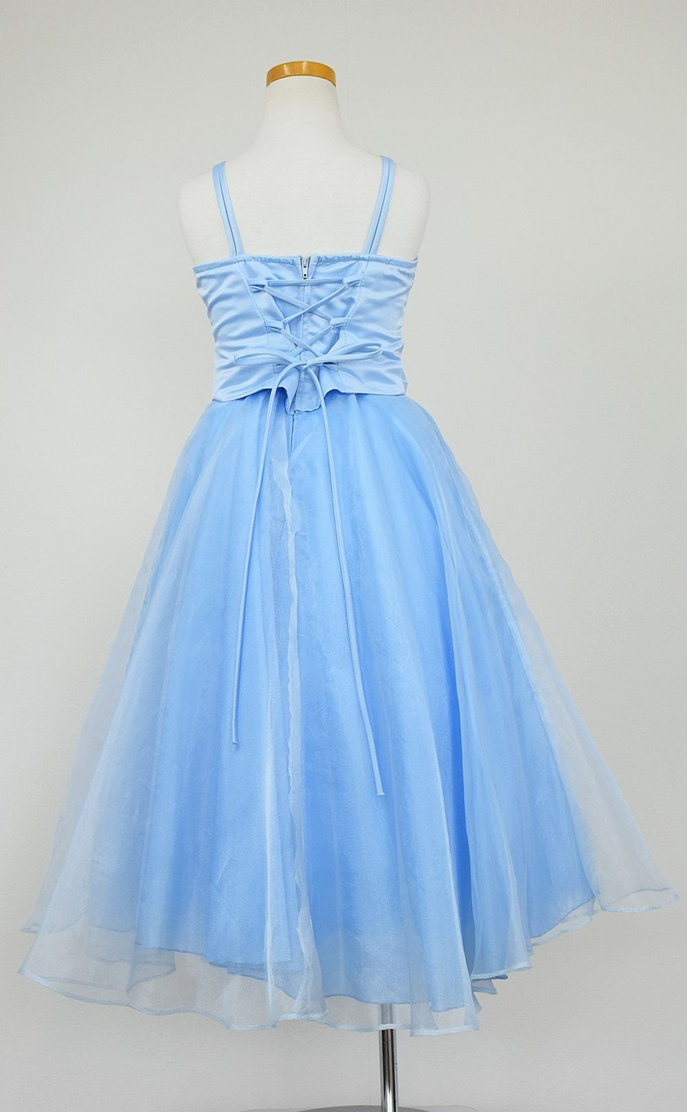 ピアノ発表会や結婚式にぴったりのブルーカラーの女の子用キッズドレス。シンプルで美しいシルエットが魅力のAngel's Closetの子供ドレス レンタル商品（【レンタル】キャビアビーズ＆ダイアゴナルボディオーガンジースカートドレス（HC1568）ベビーブルー）｜画像5