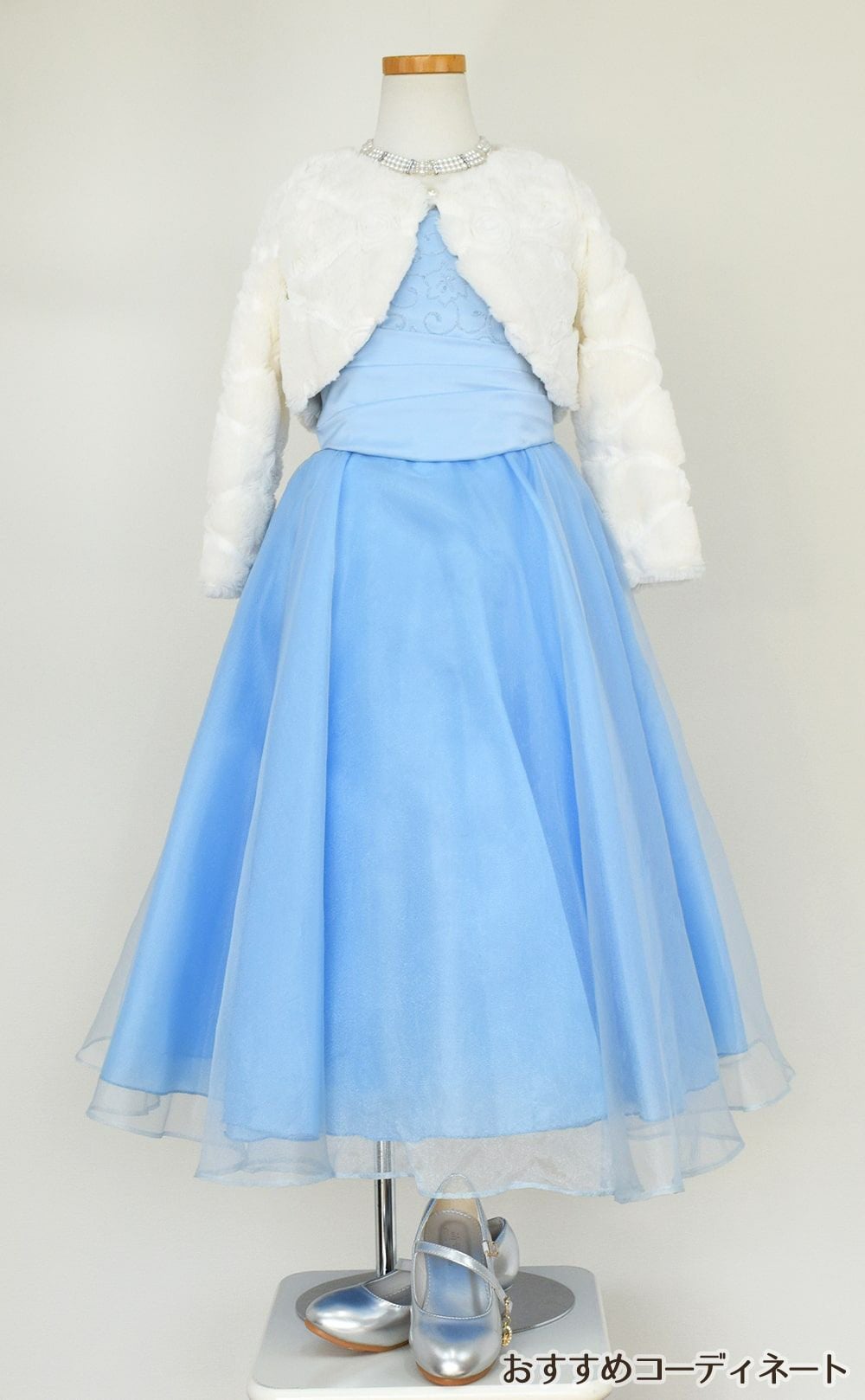 ピアノ発表会や結婚式にぴったりのブルーカラーの女の子用キッズドレス。シンプルで美しいシルエットが魅力のAngel's Closetの子供ドレス レンタル商品（【レンタル】キャビアビーズ＆ダイアゴナルボディオーガンジースカートドレス（HC1568）ベビーブルー）｜画像11