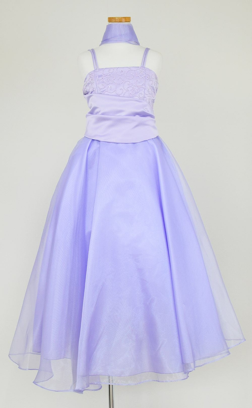 ピアノ発表会や結婚式にぴったりのライラックカラーの女の子用キッズドレス。シンプルで美しいシルエットが魅力のAngel's Closetの子供ドレス レンタル商品（【レンタル】キャビアビーズ＆ダイアゴナルボディオーガンジースカートドレス（HC1568）ライラック）｜画像3