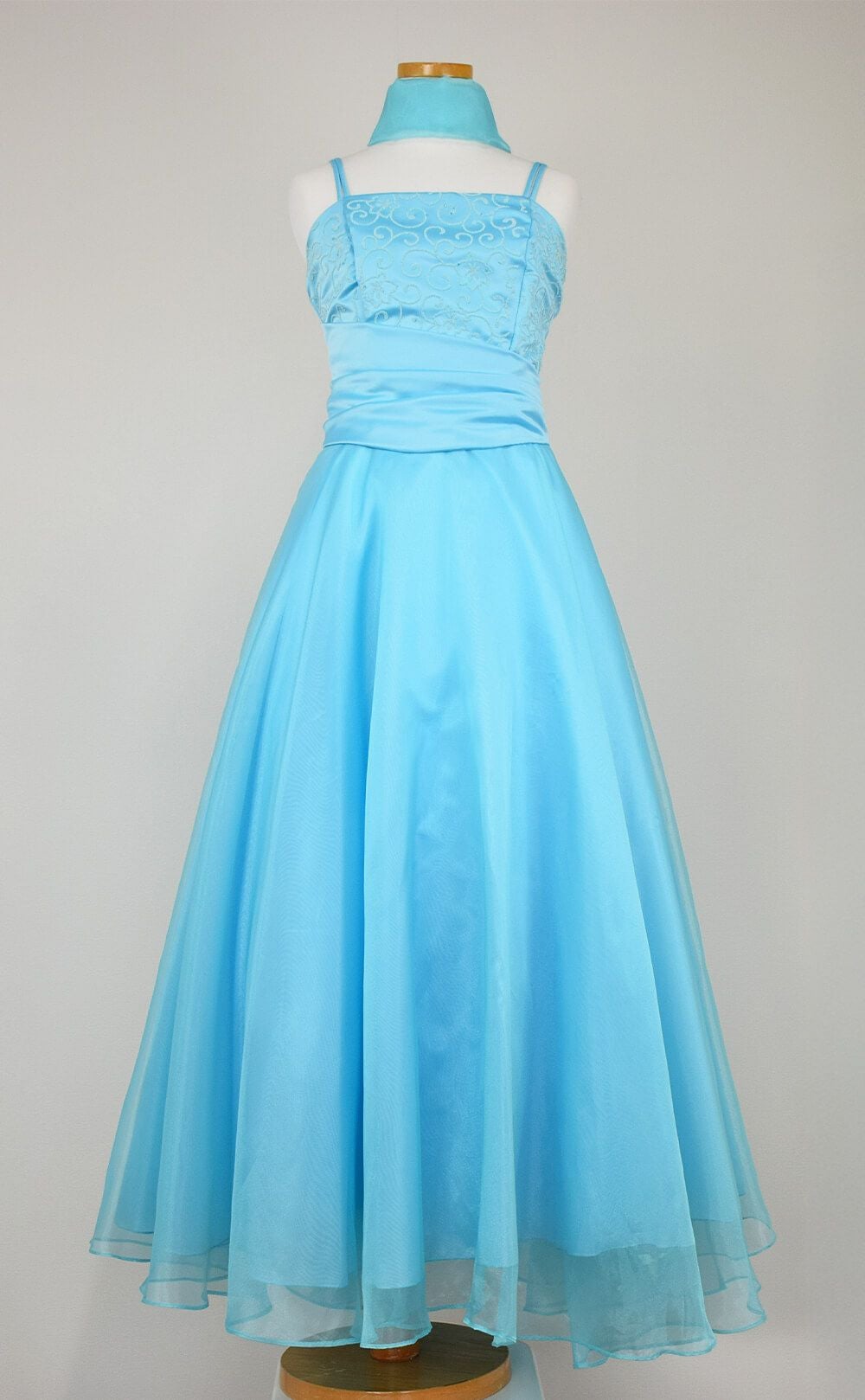 ピアノ発表会や結婚式にぴったりのカラーの女の子用キッズドレス。シンプルで美しいシルエットが魅力のAngel's Closetの子供ドレス レンタル商品（【レンタル】キャビアビーズ＆ダイアゴナルボディオーガンジースカートドレス（HC1568）アクア）｜画像3