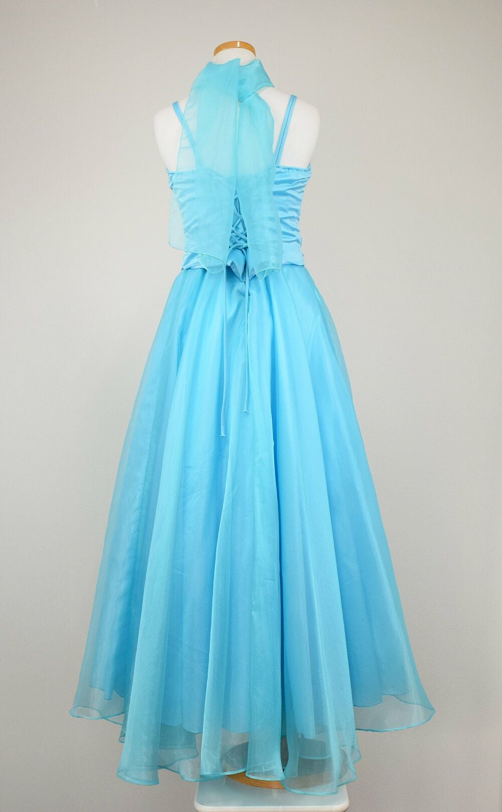 ピアノ発表会や結婚式にぴったりのカラーの女の子用キッズドレス。シンプルで美しいシルエットが魅力のAngel's Closetの子供ドレス レンタル商品（【レンタル】キャビアビーズ＆ダイアゴナルボディオーガンジースカートドレス（HC1568）アクア）｜画像5