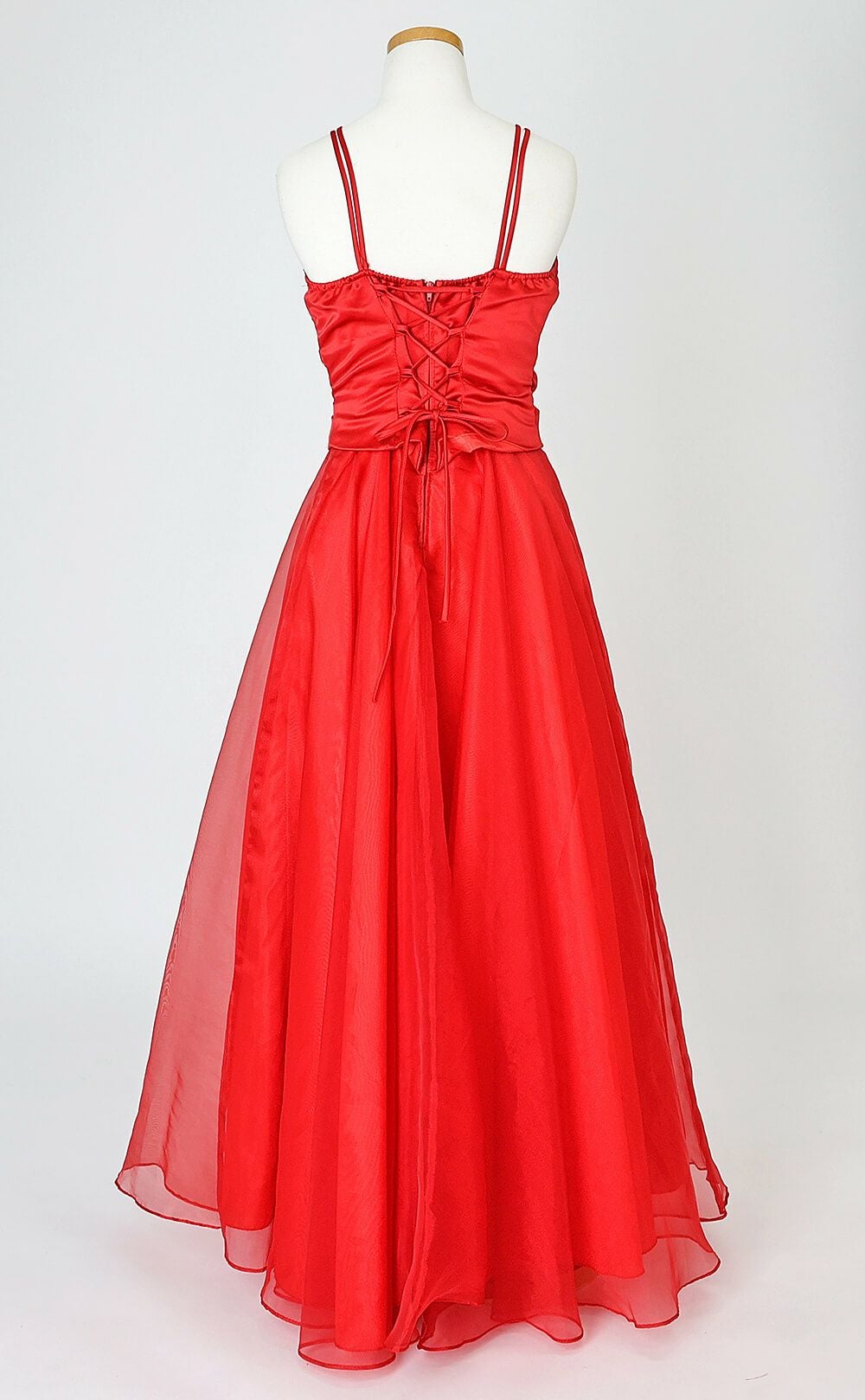 ピアノ発表会や結婚式にぴったりのカラーの女の子用キッズドレス。シンプルで美しいシルエットが魅力のAngel's Closetの子供ドレス レンタル商品（【レンタル】キャビアビーズ＆ダイアゴナルボディオーガンジースカートドレス（HC1568）レッド）｜画像5