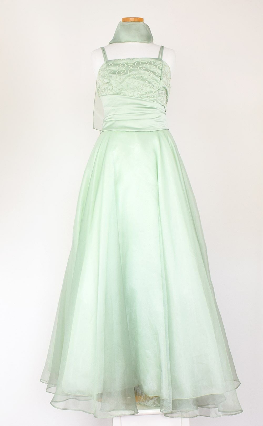 ピアノ発表会や結婚式にぴったりのカラーの女の子用キッズドレス。シンプルで美しいシルエットが魅力のAngel's Closetの子供ドレス レンタル商品（【レンタル】キャビアビーズ＆ダイアゴナルボディオーガンジースカートドレス（HC1568）セージ）｜画像3