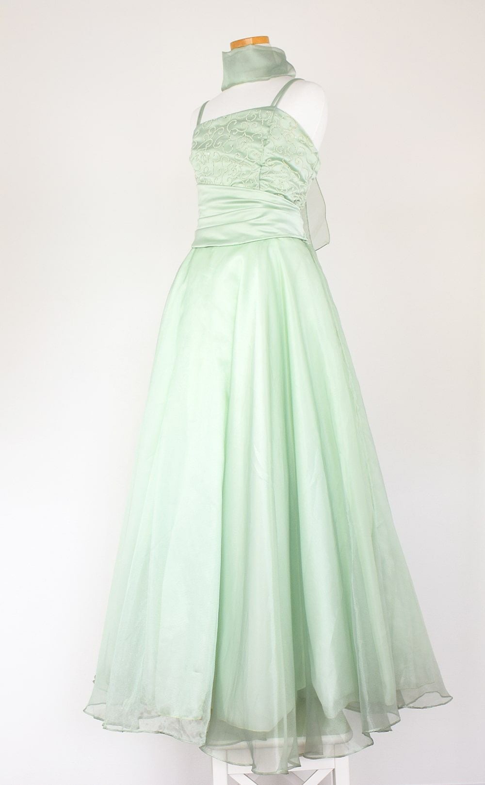 ピアノ発表会や結婚式にぴったりのカラーの女の子用キッズドレス。シンプルで美しいシルエットが魅力のAngel's Closetの子供ドレス レンタル商品（【レンタル】キャビアビーズ＆ダイアゴナルボディオーガンジースカートドレス（HC1568）セージ）｜画像4