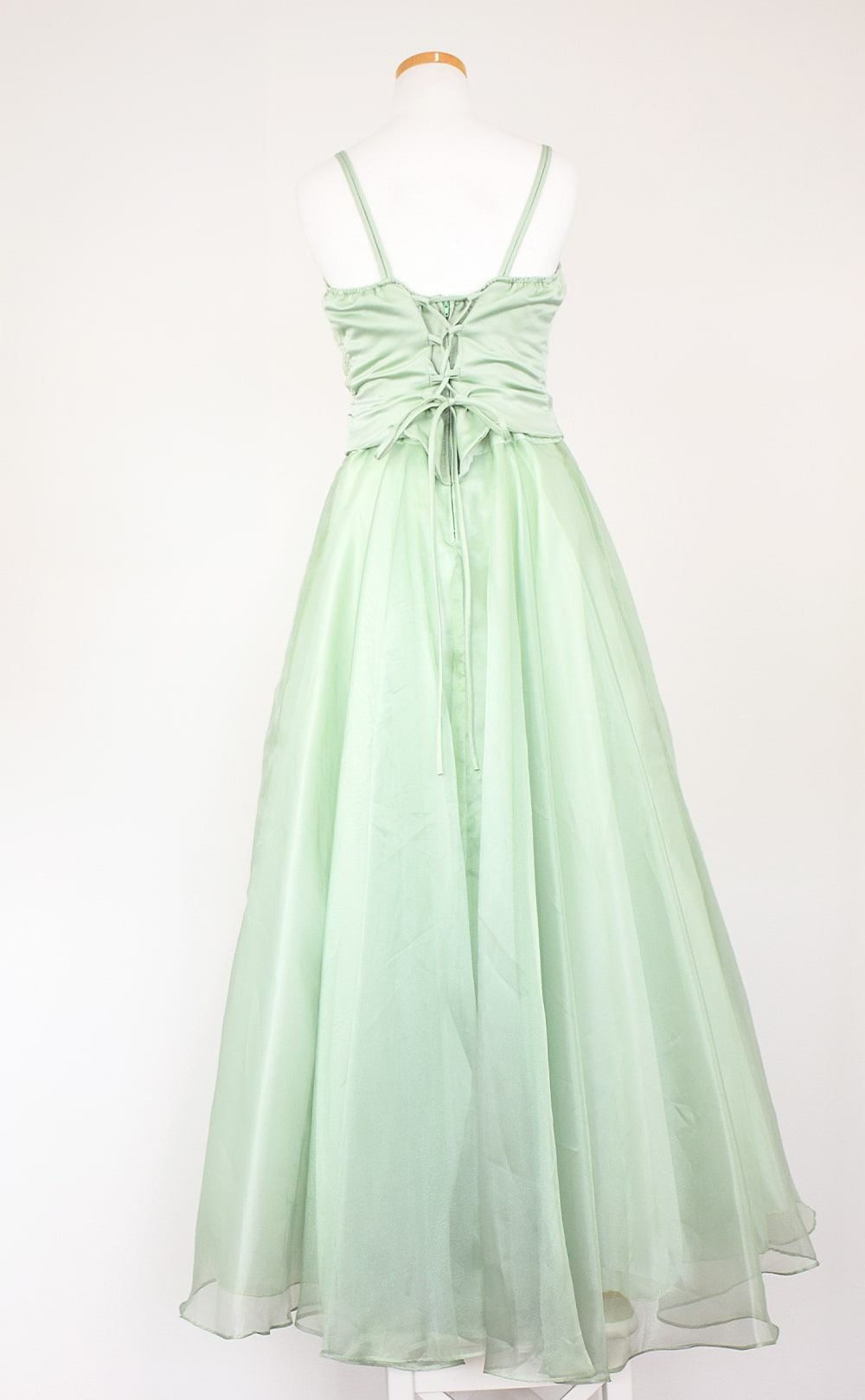 ピアノ発表会や結婚式にぴったりのカラーの女の子用キッズドレス。シンプルで美しいシルエットが魅力のAngel's Closetの子供ドレス レンタル商品（【レンタル】キャビアビーズ＆ダイアゴナルボディオーガンジースカートドレス（HC1568）セージ）｜画像5