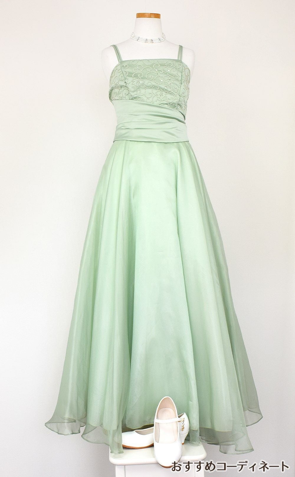 ピアノ発表会や結婚式にぴったりのカラーの女の子用キッズドレス。シンプルで美しいシルエットが魅力のAngel's Closetの子供ドレス レンタル商品（【レンタル】キャビアビーズ＆ダイアゴナルボディオーガンジースカートドレス（HC1568）セージ）｜画像8