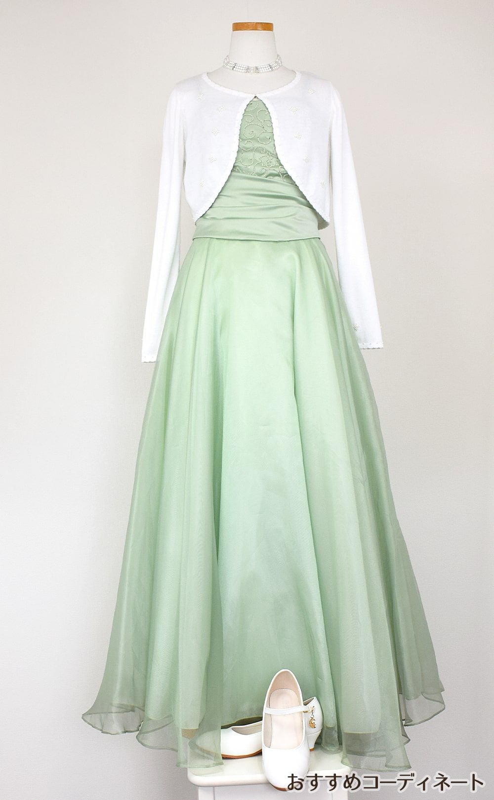 ピアノ発表会や結婚式にぴったりのカラーの女の子用キッズドレス。シンプルで美しいシルエットが魅力のAngel's Closetの子供ドレス レンタル商品（【レンタル】キャビアビーズ＆ダイアゴナルボディオーガンジースカートドレス（HC1568）セージ）｜画像10