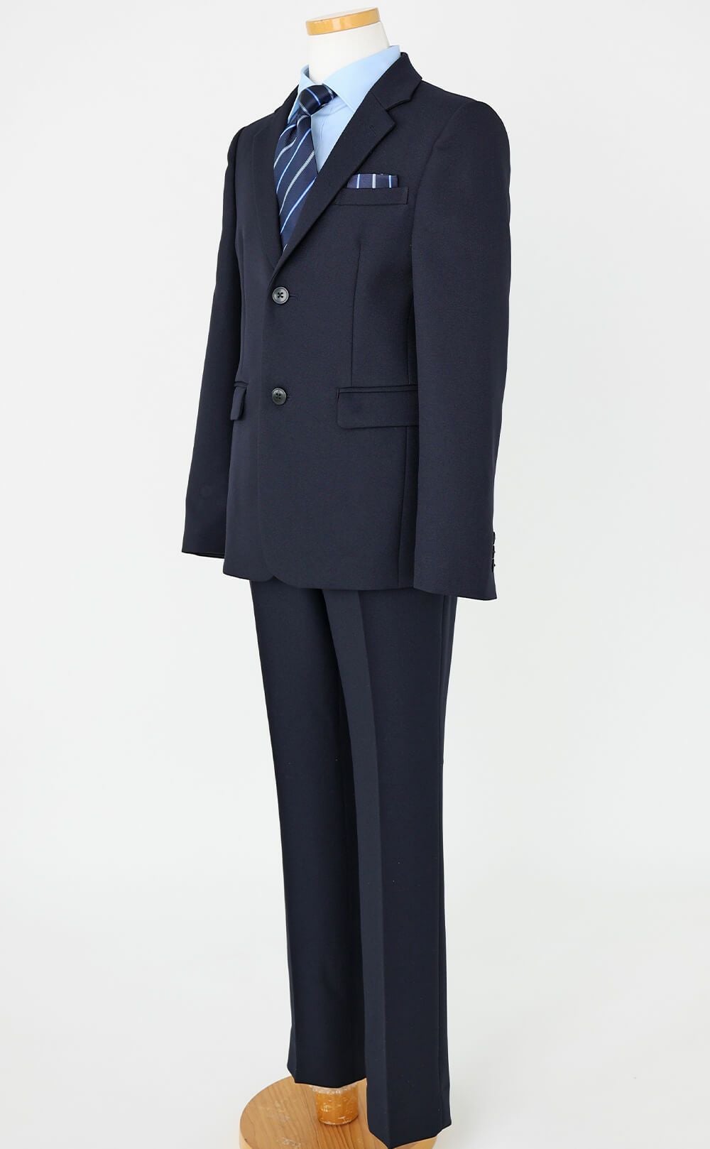 特別な日にぴったりのネイビーカラーの男の子用フォーマルスーツ。シンプルで美しいシルエットが魅力のAngel's Closetの子供フォーマル レンタル商品（【レンタル】レジメンタルタイ ベーシック 長ズボンスーツ5点セット（CAT595602）ネイビー）｜画像4