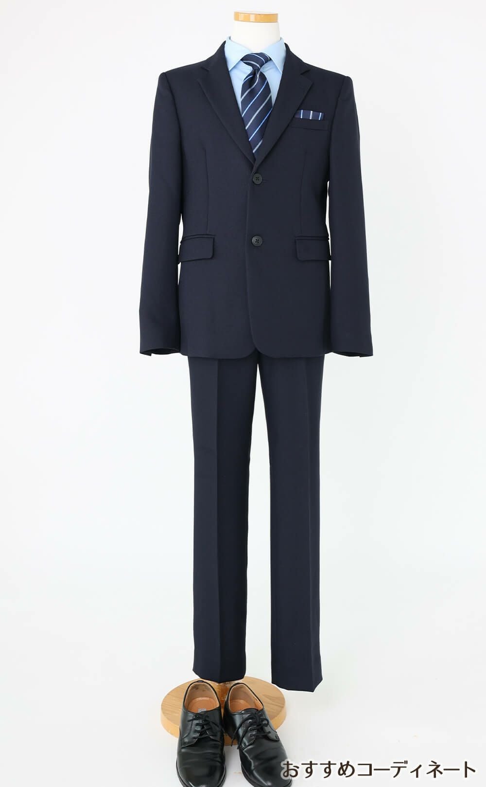 特別な日にぴったりのネイビーカラーの男の子用フォーマルスーツ。シンプルで美しいシルエットが魅力のAngel's Closetの子供フォーマル レンタル商品（【レンタル】レジメンタルタイ ベーシック 長ズボンスーツ5点セット（CAT595602）ネイビー）｜画像9