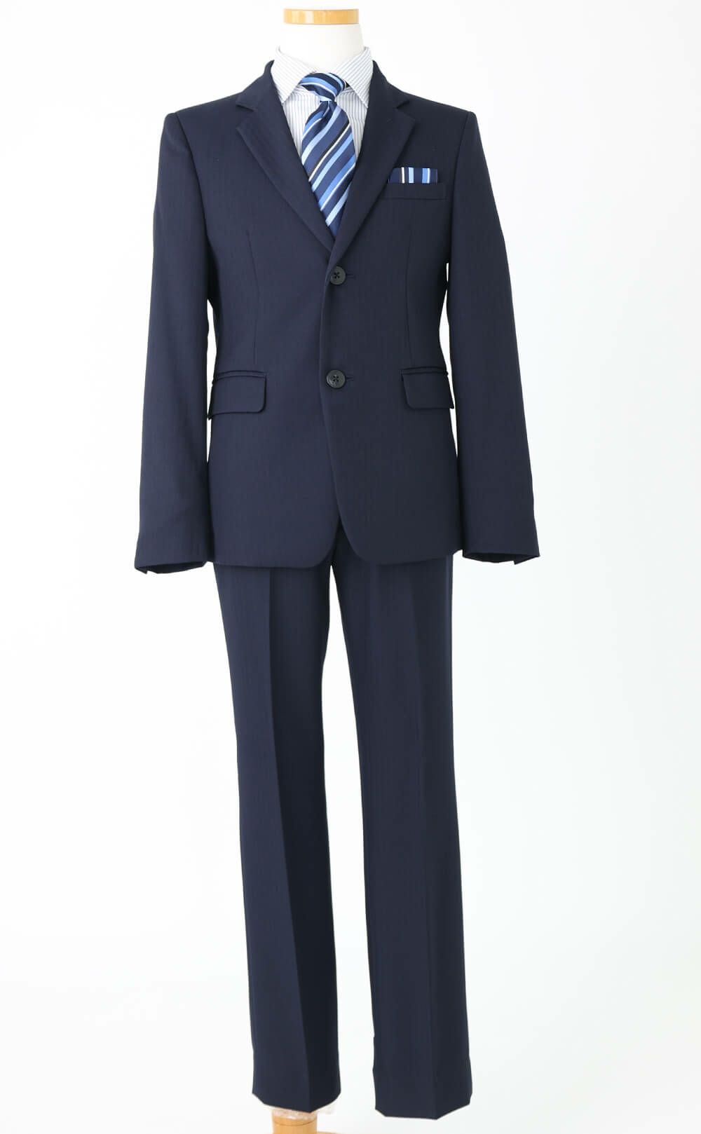 特別な日にぴったりのネイビーカラーの男の子用フォーマルスーツ。シンプルで美しいシルエットが魅力のAngel's Closetの子供フォーマル レンタル商品（【レンタル】レジメンタルタイ ストライプシャツ 長ズボンスーツ5点セット(CAT525610)ネイビー）｜画像3