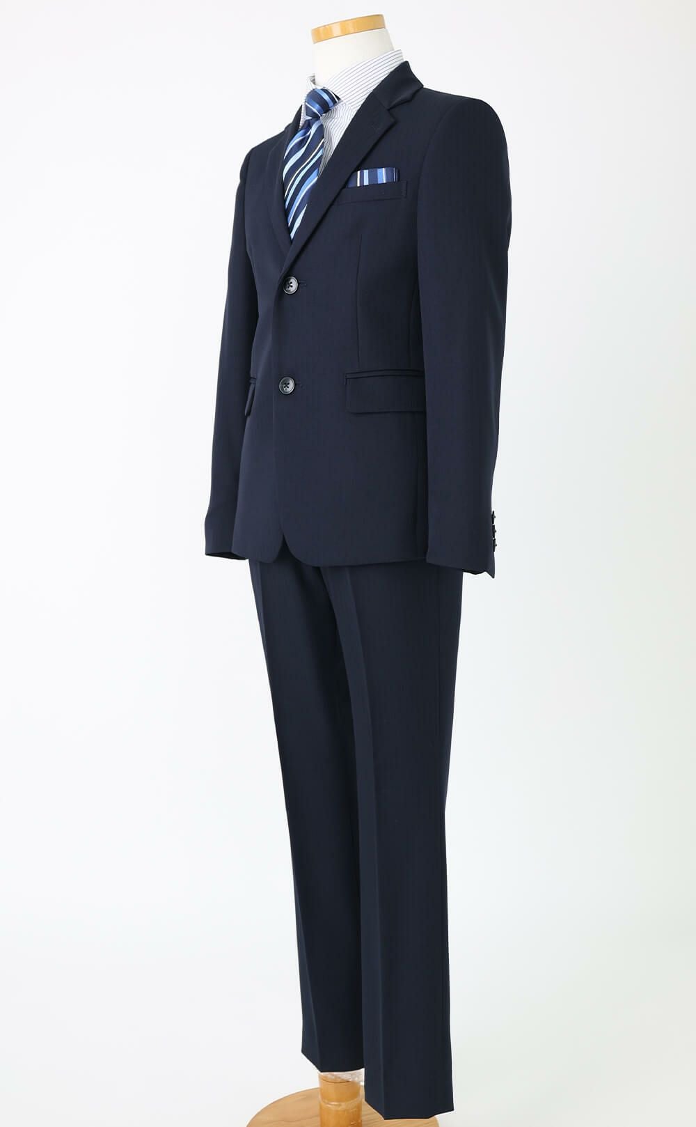 特別な日にぴったりのネイビーカラーの男の子用フォーマルスーツ。シンプルで美しいシルエットが魅力のAngel's Closetの子供フォーマル レンタル商品（【レンタル】レジメンタルタイ ストライプシャツ 長ズボンスーツ5点セット(CAT525610)ネイビー）｜画像4