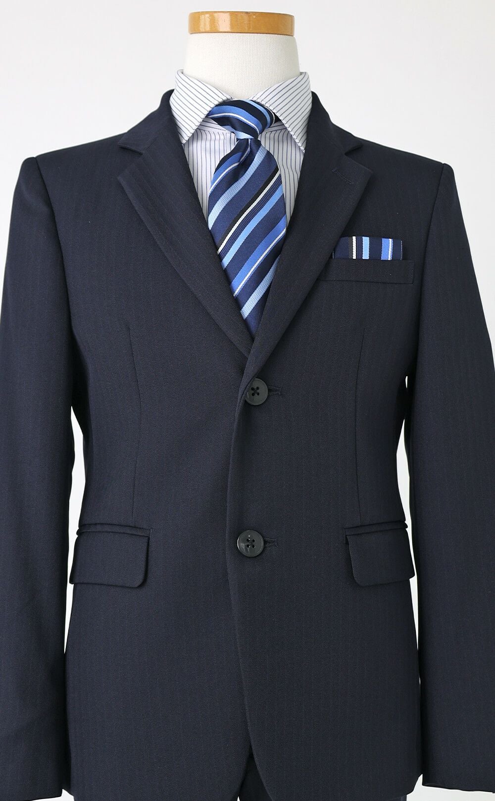 特別な日にぴったりのネイビーカラーの男の子用フォーマルスーツ。シンプルで美しいシルエットが魅力のAngel's Closetの子供フォーマル レンタル商品（【レンタル】レジメンタルタイ ストライプシャツ 長ズボンスーツ5点セット(CAT525610)ネイビー）｜画像6