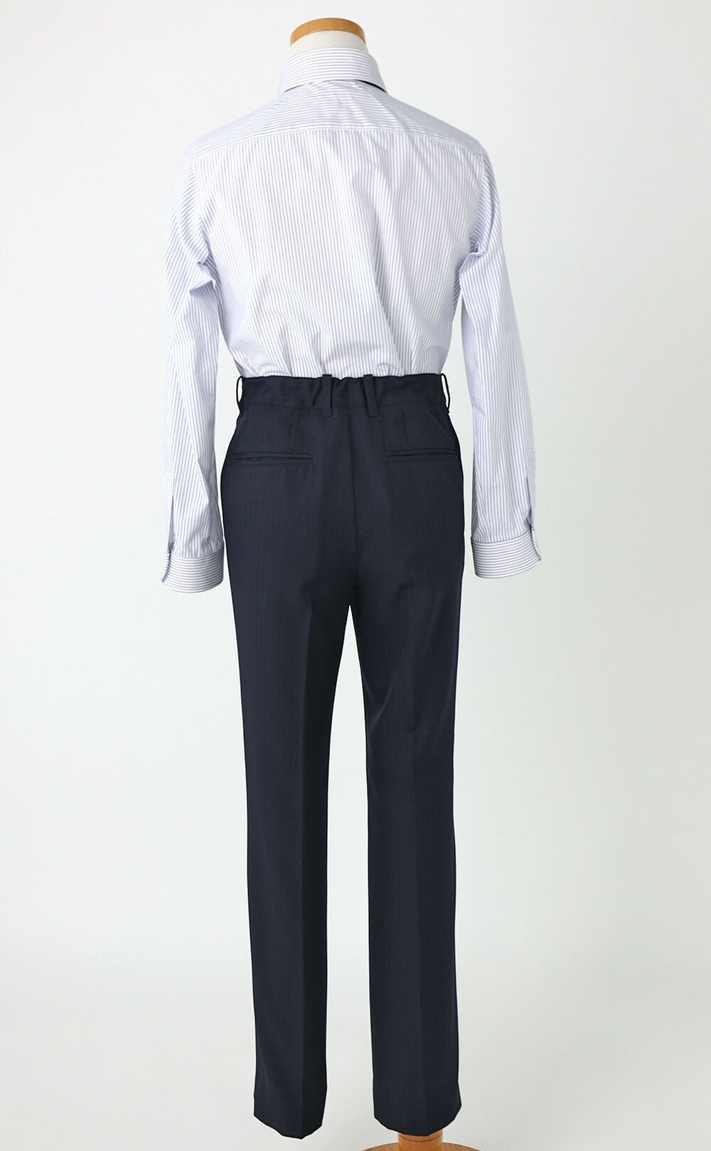 特別な日にぴったりのネイビーカラーの男の子用フォーマルスーツ。シンプルで美しいシルエットが魅力のAngel's Closetの子供フォーマル レンタル商品（【レンタル】レジメンタルタイ ストライプシャツ 長ズボンスーツ5点セット(CAT525610)ネイビー）｜画像8