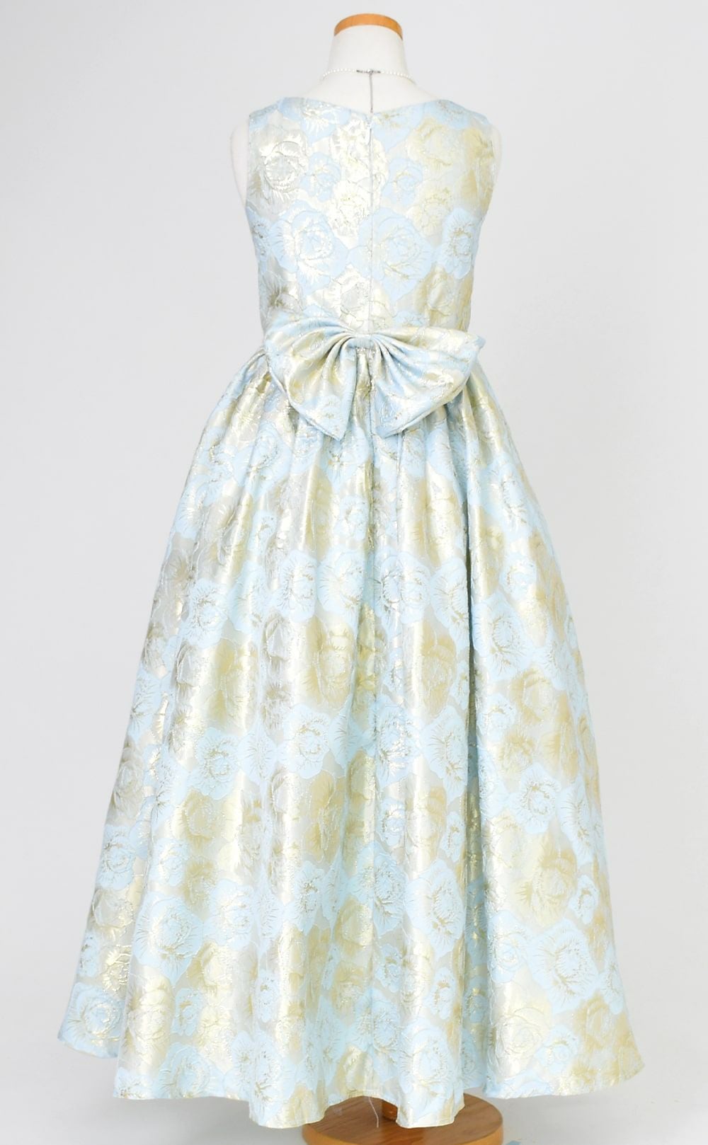 ピアノ発表会や結婚式にぴったりのブルーカラーの女の子用キッズドレス。シンプルで美しいシルエットが魅力のAngel's Closetの子供ドレス レンタル商品（【レンタル】ローズパターンクラシカルロングドレス(YP244) ブルーゴールド）｜画像5