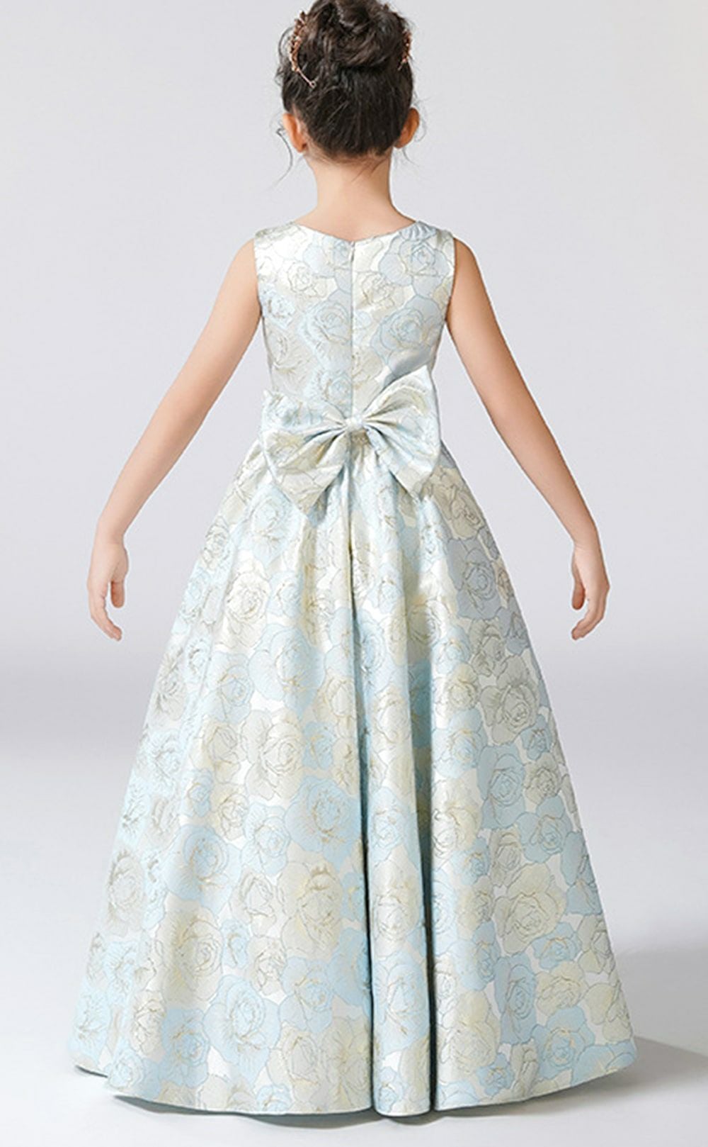 ピアノ発表会や結婚式にぴったりのブルーカラーの女の子用キッズドレス。シンプルで美しいシルエットが魅力のAngel's Closetの子供ドレス レンタル商品（【レンタル】ローズパターンクラシカルロングドレス(YP244) ブルーゴールド）｜画像15