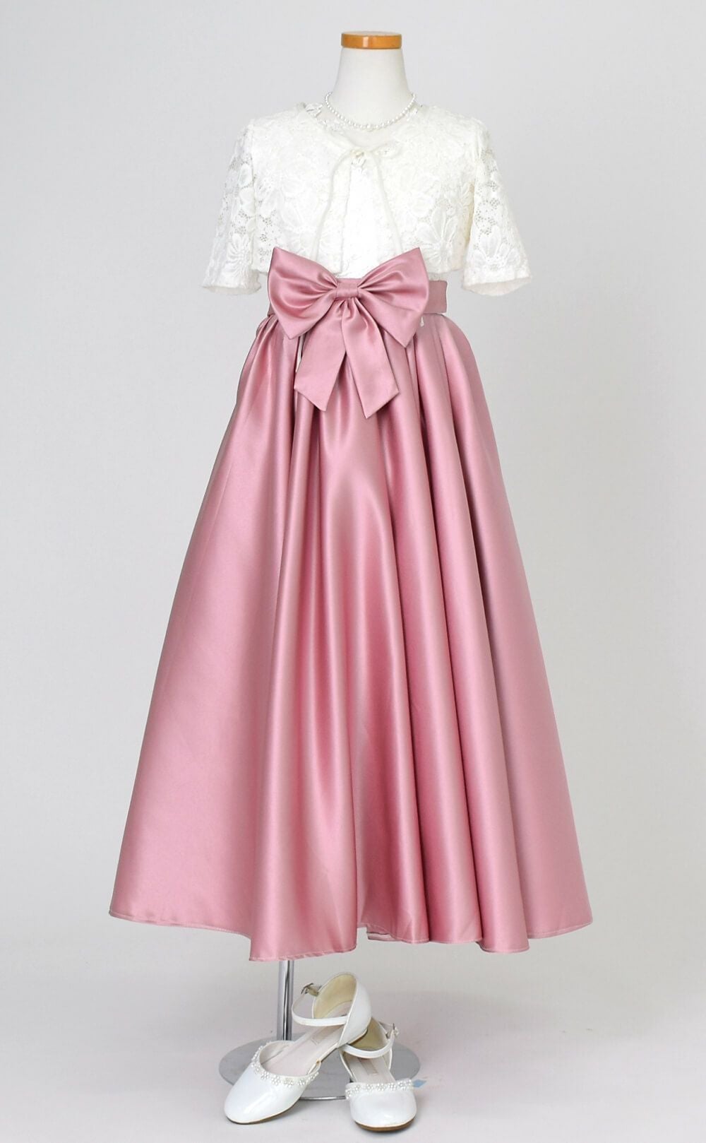 ピアノ発表会や結婚式にぴったりのカラーの女の子用キッズドレス。シンプルで美しいシルエットが魅力のAngel's Closetの子供ドレス レンタル商品（【レンタル】Vネックレース＆バイカラーサテンロングドレス(YP245) ダスティーローズ）｜画像9