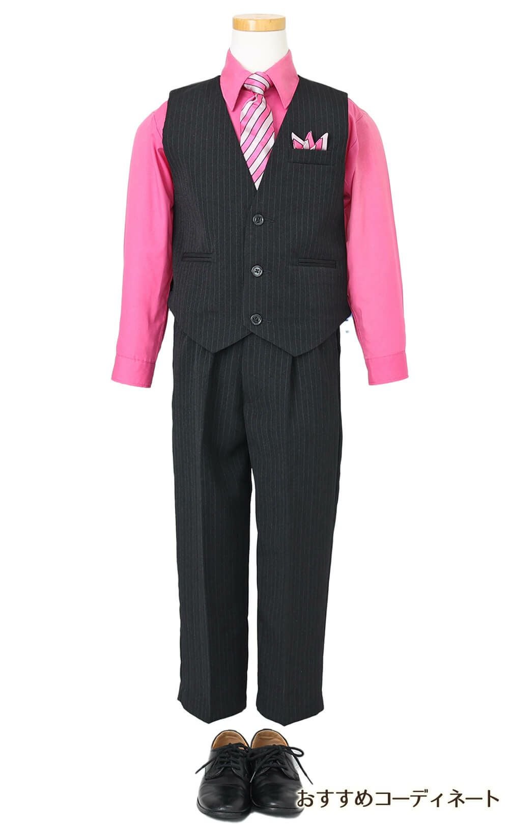 特別な日にぴったりのカラーの男の子用フォーマルスーツ。シンプルで美しいシルエットが魅力のAngel's Closetの子供フォーマル レンタル商品（【レンタル】ベストスーツ4点セット（CC1688）フクシア）｜画像6