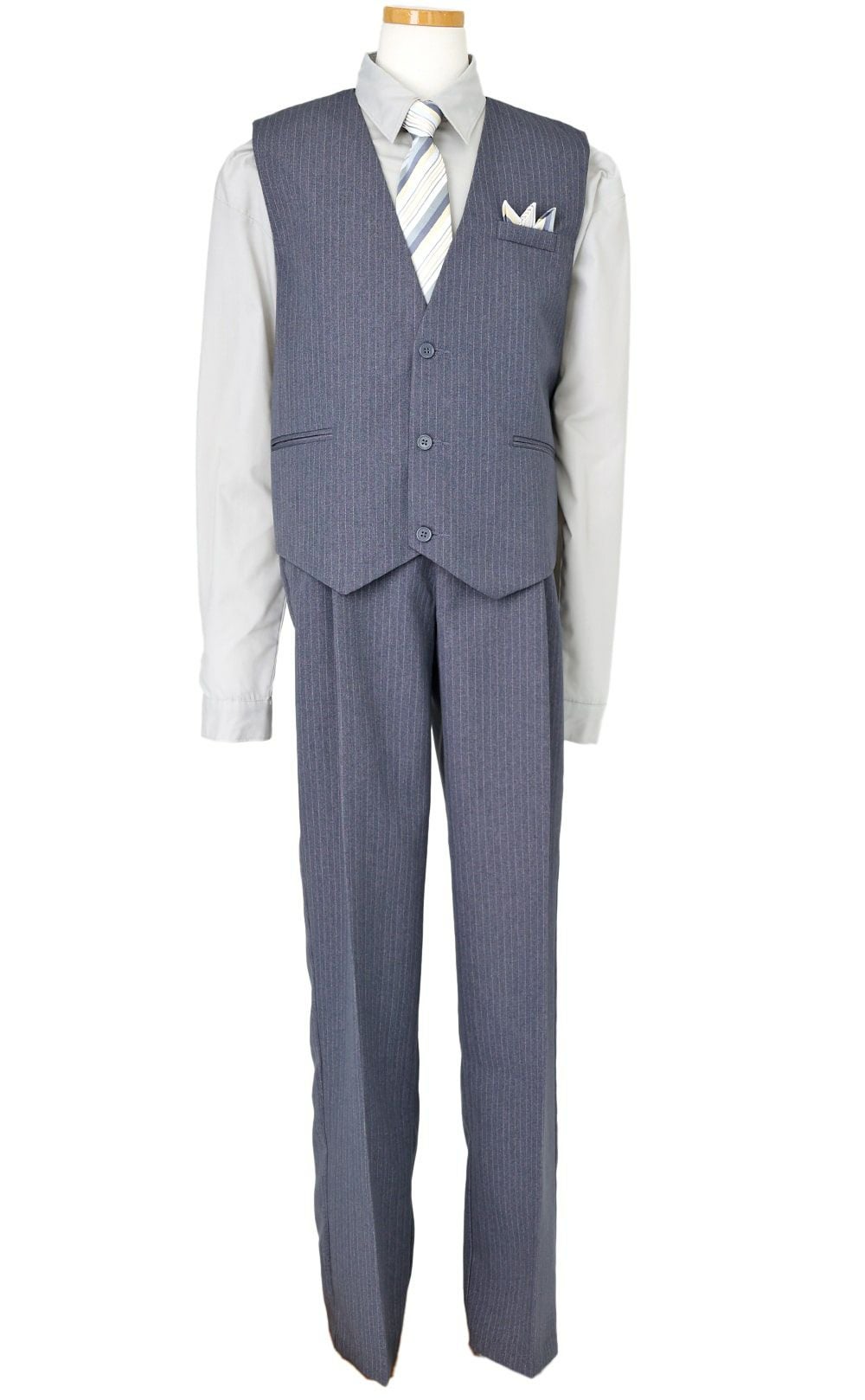 特別な日にぴったりのカラーの男の子用フォーマルスーツ。シンプルで美しいシルエットが魅力のAngel's Closetの子供フォーマル レンタル商品（【レンタル】ベストスーツ4点セット（CC1688）グレー＆シルバー）｜画像3