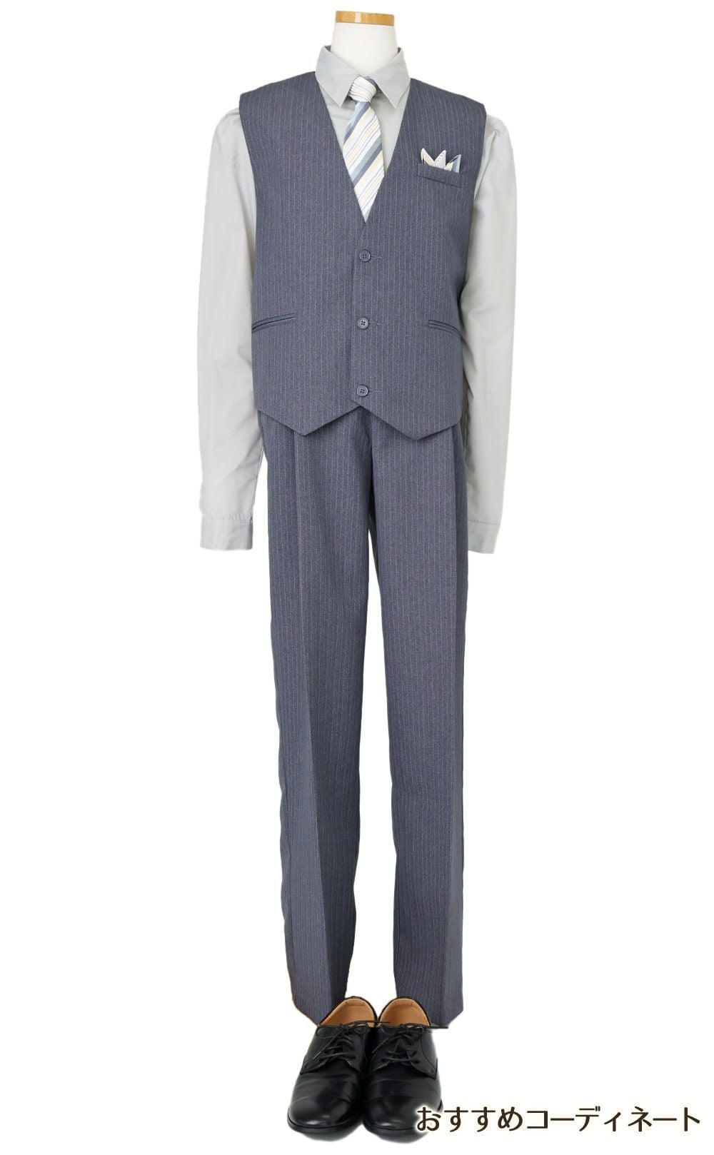 特別な日にぴったりのカラーの男の子用フォーマルスーツ。シンプルで美しいシルエットが魅力のAngel's Closetの子供フォーマル レンタル商品（【レンタル】ベストスーツ4点セット（CC1688）グレー＆シルバー）｜画像6