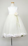 ピアノ発表会や結婚式にぴったりのカラーの女の子用キッズドレス。シンプルで美しいシルエットが魅力のAngel's Closetの子供ドレス レンタル商品（【レンタル】サテン＆チュールフラワーペタルドレス（KD160B）アイボリー）｜画像3