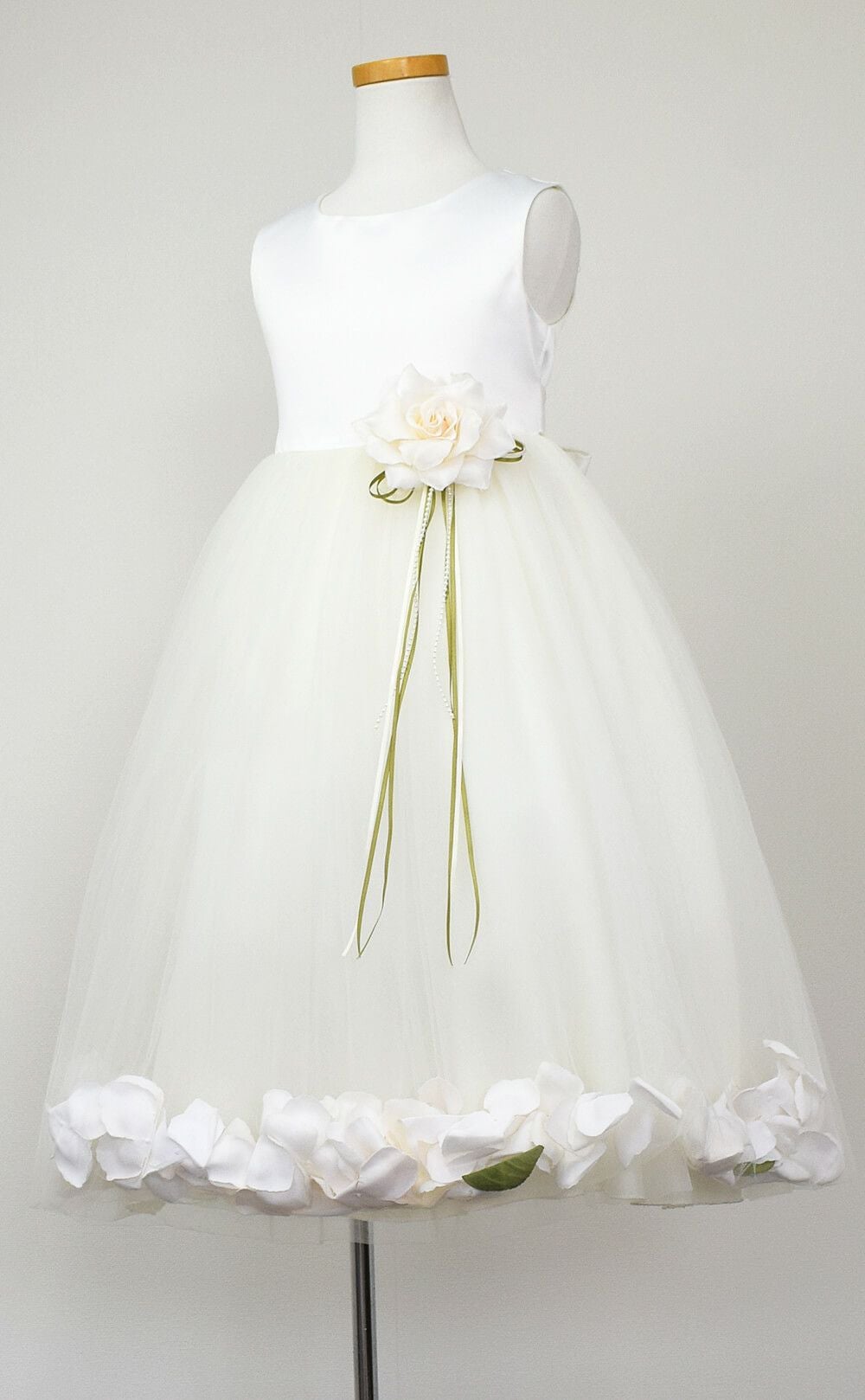 ピアノ発表会や結婚式にぴったりのカラーの女の子用キッズドレス。シンプルで美しいシルエットが魅力のAngel's Closetの子供ドレス レンタル商品（【レンタル】サテン＆チュールフラワーペタルドレス（KD160B）アイボリー）｜画像4