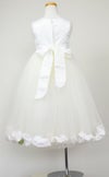 ピアノ発表会や結婚式にぴったりのカラーの女の子用キッズドレス。シンプルで美しいシルエットが魅力のAngel's Closetの子供ドレス レンタル商品（【レンタル】サテン＆チュールフラワーペタルドレス（KD160B）アイボリー）｜画像5