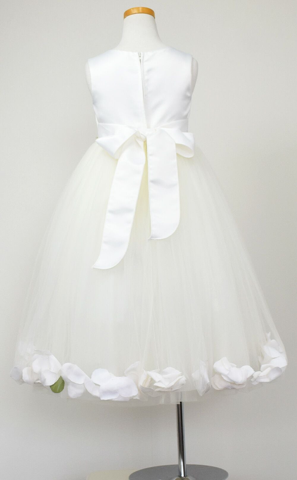 ピアノ発表会や結婚式にぴったりのカラーの女の子用キッズドレス。シンプルで美しいシルエットが魅力のAngel's Closetの子供ドレス レンタル商品（【レンタル】サテン＆チュールフラワーペタルドレス（KD160B）アイボリー）｜画像5