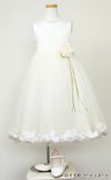 ピアノ発表会や結婚式にぴったりのカラーの女の子用キッズドレス。シンプルで美しいシルエットが魅力のAngel's Closetの子供ドレス レンタル商品（【レンタル】サテン＆チュールフラワーペタルドレス（KD160B）アイボリー）｜画像9