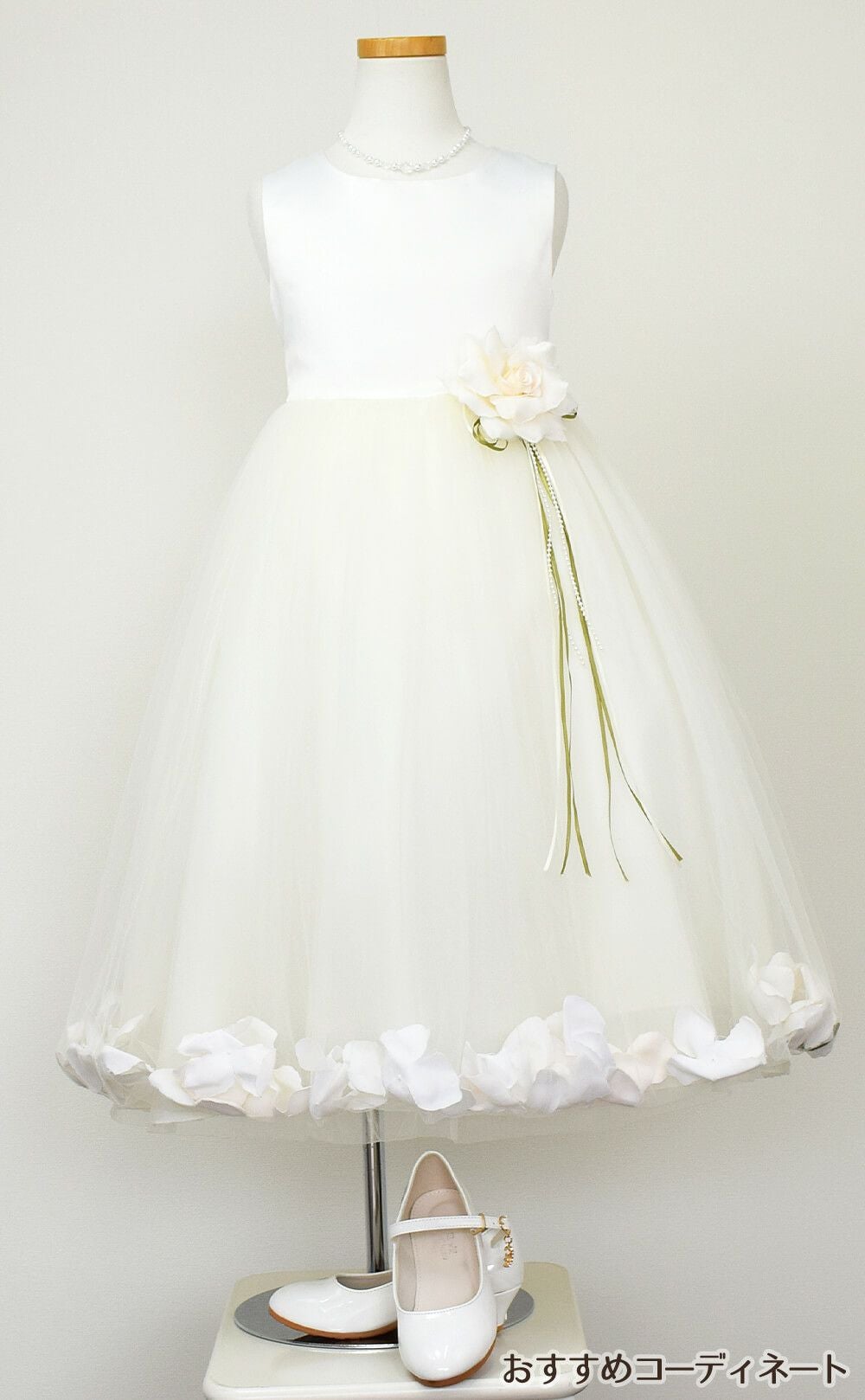 ピアノ発表会や結婚式にぴったりのカラーの女の子用キッズドレス。シンプルで美しいシルエットが魅力のAngel's Closetの子供ドレス レンタル商品（【レンタル】サテン＆チュールフラワーペタルドレス（KD160B）アイボリー）｜画像9