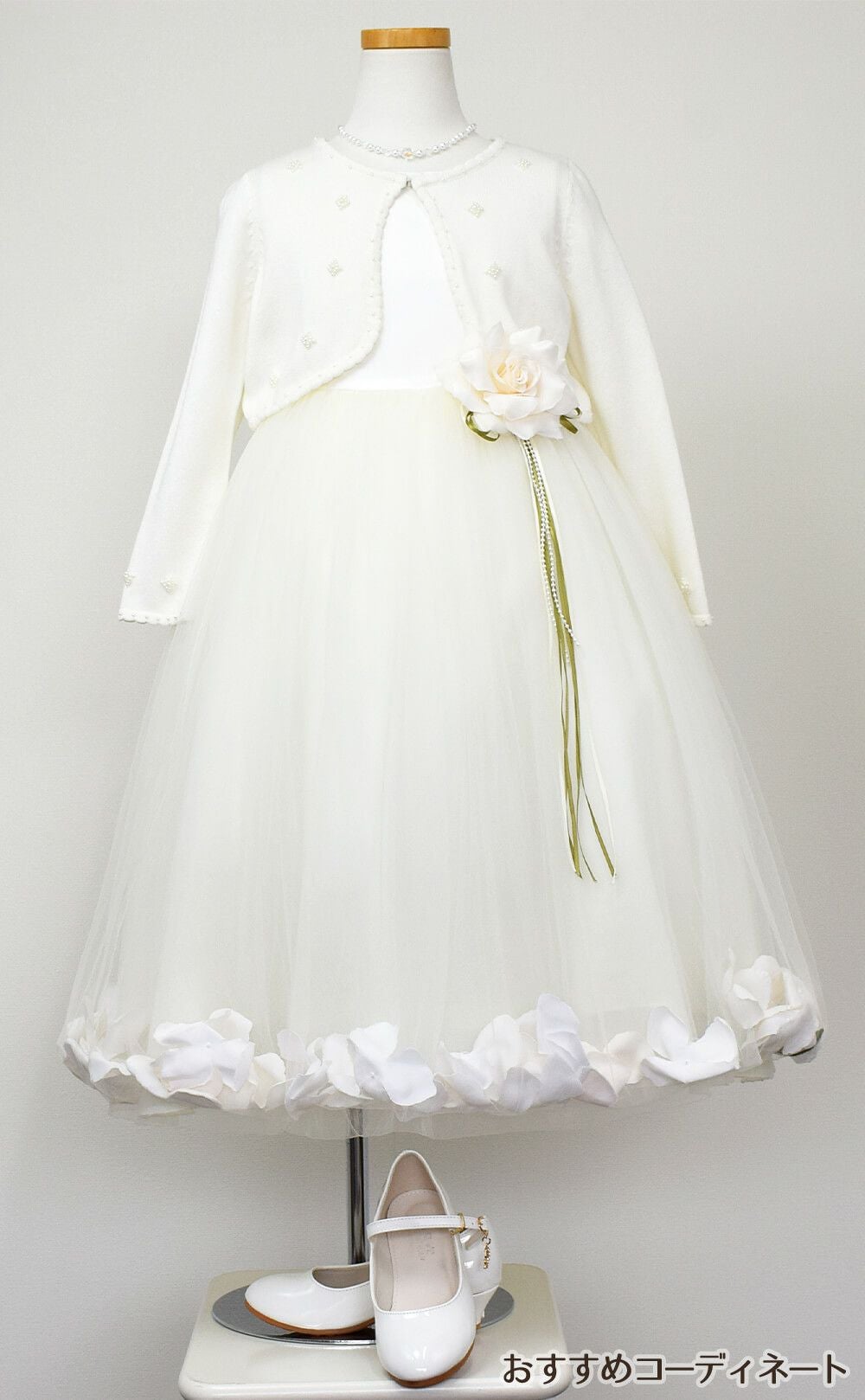 ピアノ発表会や結婚式にぴったりのカラーの女の子用キッズドレス。シンプルで美しいシルエットが魅力のAngel's Closetの子供ドレス レンタル商品（【レンタル】サテン＆チュールフラワーペタルドレス（KD160B）アイボリー）｜画像11