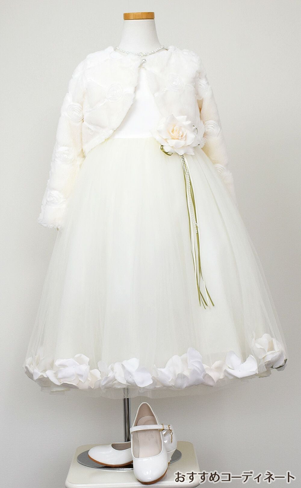 ピアノ発表会や結婚式にぴったりのカラーの女の子用キッズドレス。シンプルで美しいシルエットが魅力のAngel's Closetの子供ドレス レンタル商品（【レンタル】サテン＆チュールフラワーペタルドレス（KD160B）アイボリー）｜画像12