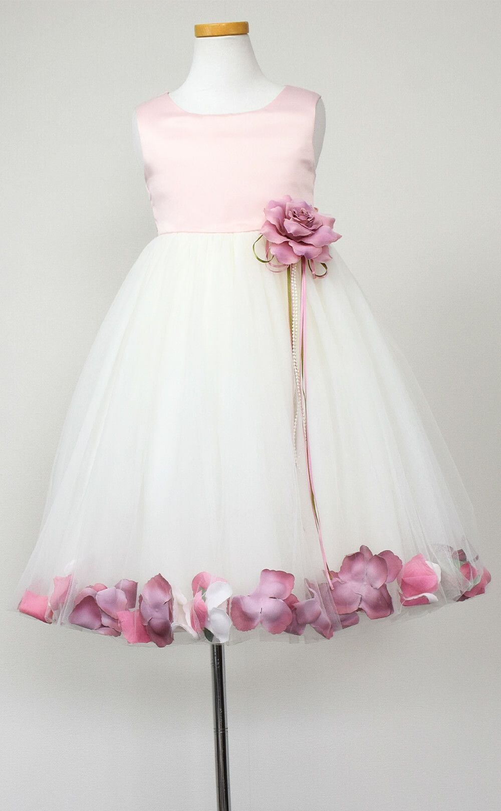 ピアノ発表会や結婚式にぴったりのカラーの女の子用キッズドレス。シンプルで美しいシルエットが魅力のAngel's Closetの子供ドレス レンタル商品（【レンタル】サテン＆チュールフラワーペタルドレス（KD160B）ローズ）｜画像3