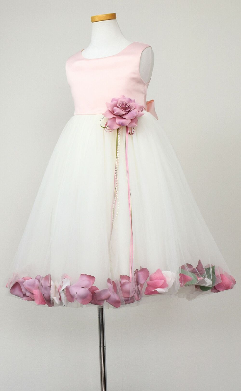 ピアノ発表会や結婚式にぴったりのカラーの女の子用キッズドレス。シンプルで美しいシルエットが魅力のAngel's Closetの子供ドレス レンタル商品（【レンタル】サテン＆チュールフラワーペタルドレス（KD160B）ローズ）｜画像4