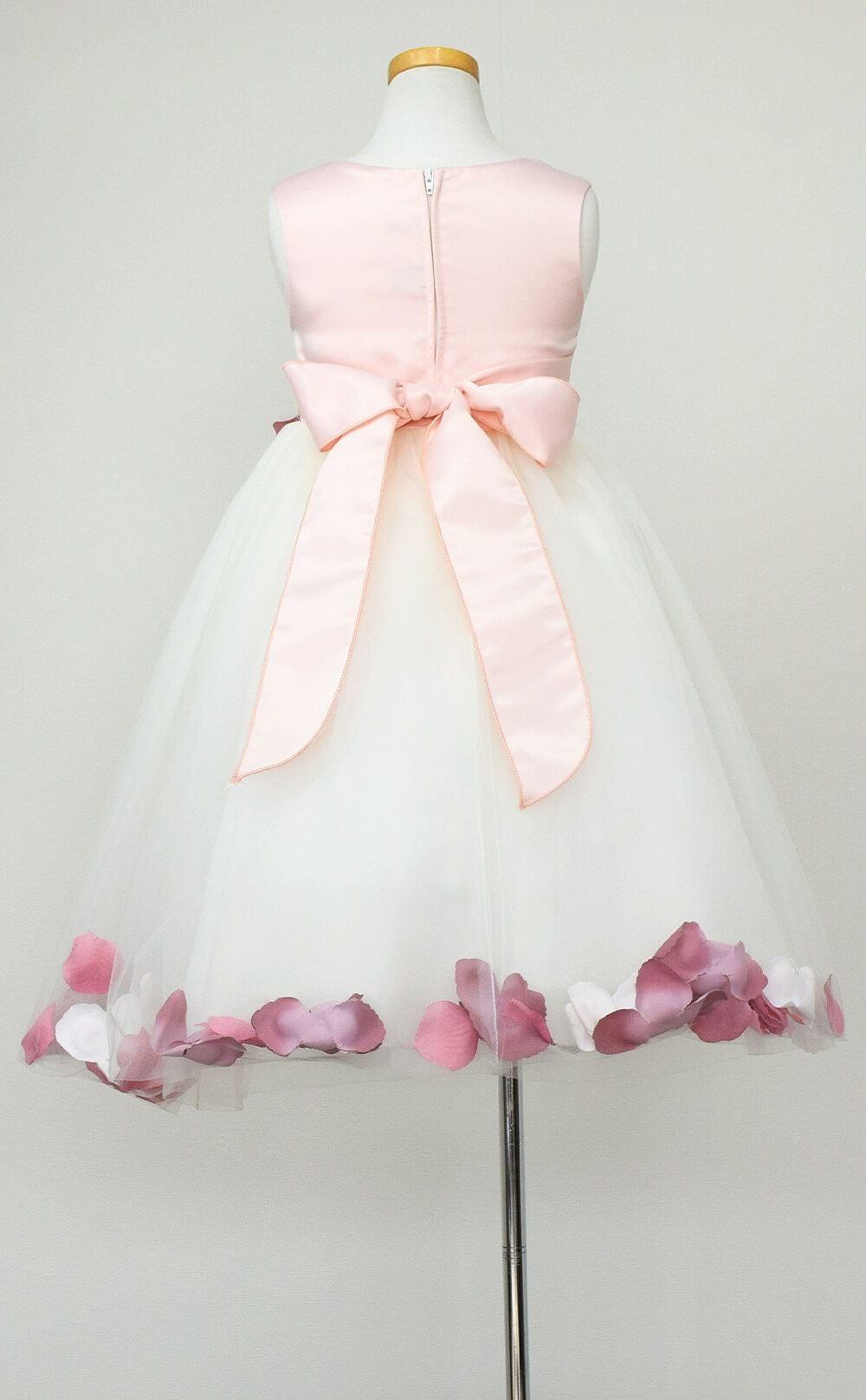 ピアノ発表会や結婚式にぴったりのカラーの女の子用キッズドレス。シンプルで美しいシルエットが魅力のAngel's Closetの子供ドレス レンタル商品（【レンタル】サテン＆チュールフラワーペタルドレス（KD160B）ローズ）｜画像5