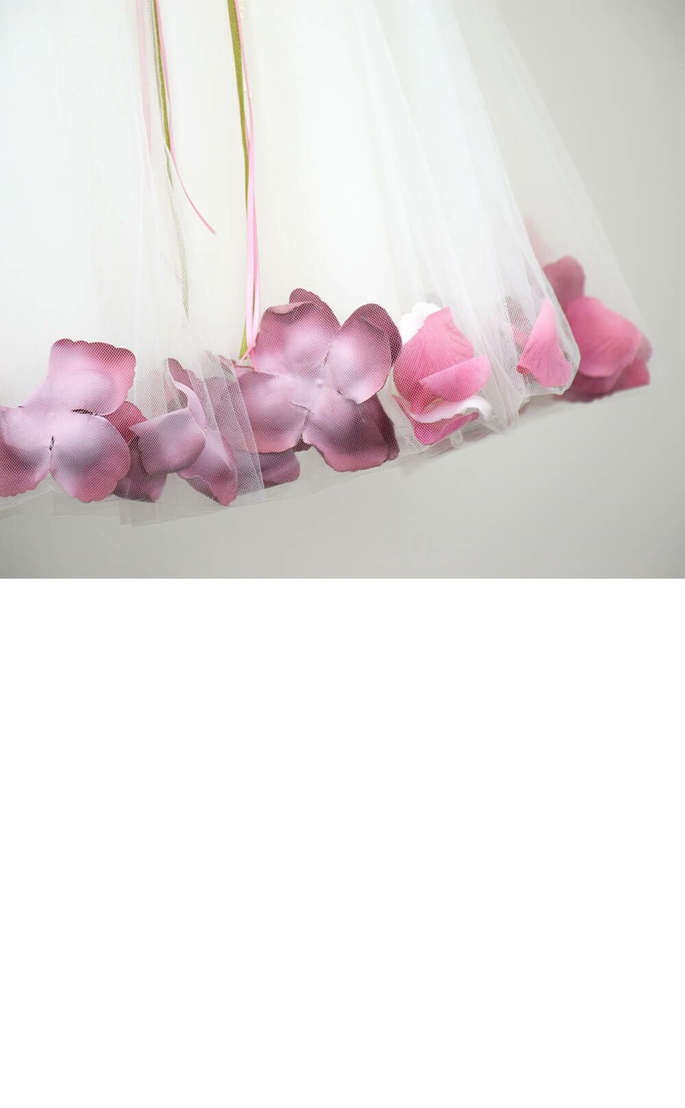 ピアノ発表会や結婚式にぴったりのカラーの女の子用キッズドレス。シンプルで美しいシルエットが魅力のAngel's Closetの子供ドレス レンタル商品（【レンタル】サテン＆チュールフラワーペタルドレス（KD160B）ローズ）｜画像6