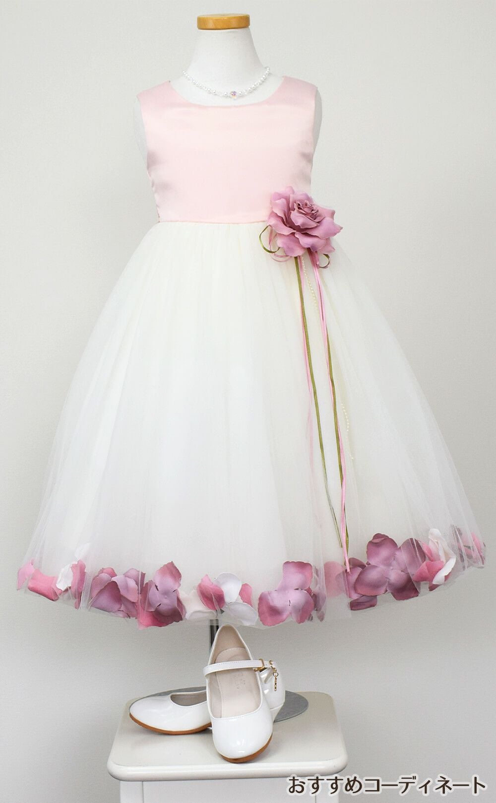 ピアノ発表会や結婚式にぴったりのカラーの女の子用キッズドレス。シンプルで美しいシルエットが魅力のAngel's Closetの子供ドレス レンタル商品（【レンタル】サテン＆チュールフラワーペタルドレス（KD160B）ローズ）｜画像9