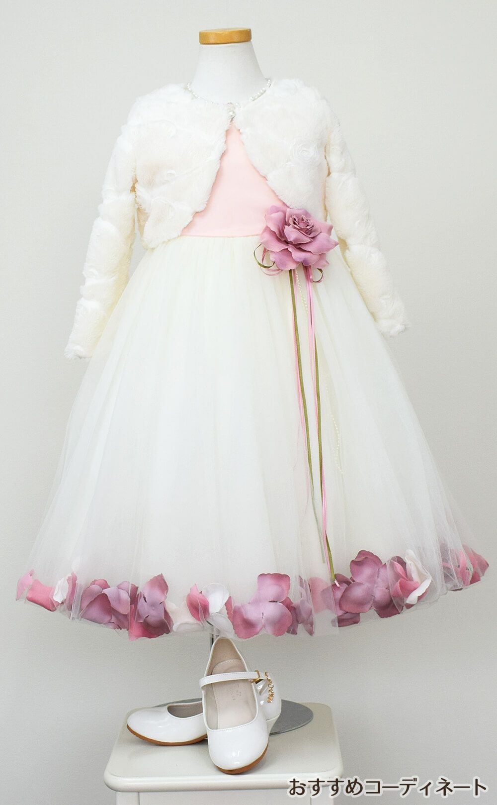 ピアノ発表会や結婚式にぴったりのカラーの女の子用キッズドレス。シンプルで美しいシルエットが魅力のAngel's Closetの子供ドレス レンタル商品（【レンタル】サテン＆チュールフラワーペタルドレス（KD160B）ローズ）｜画像12