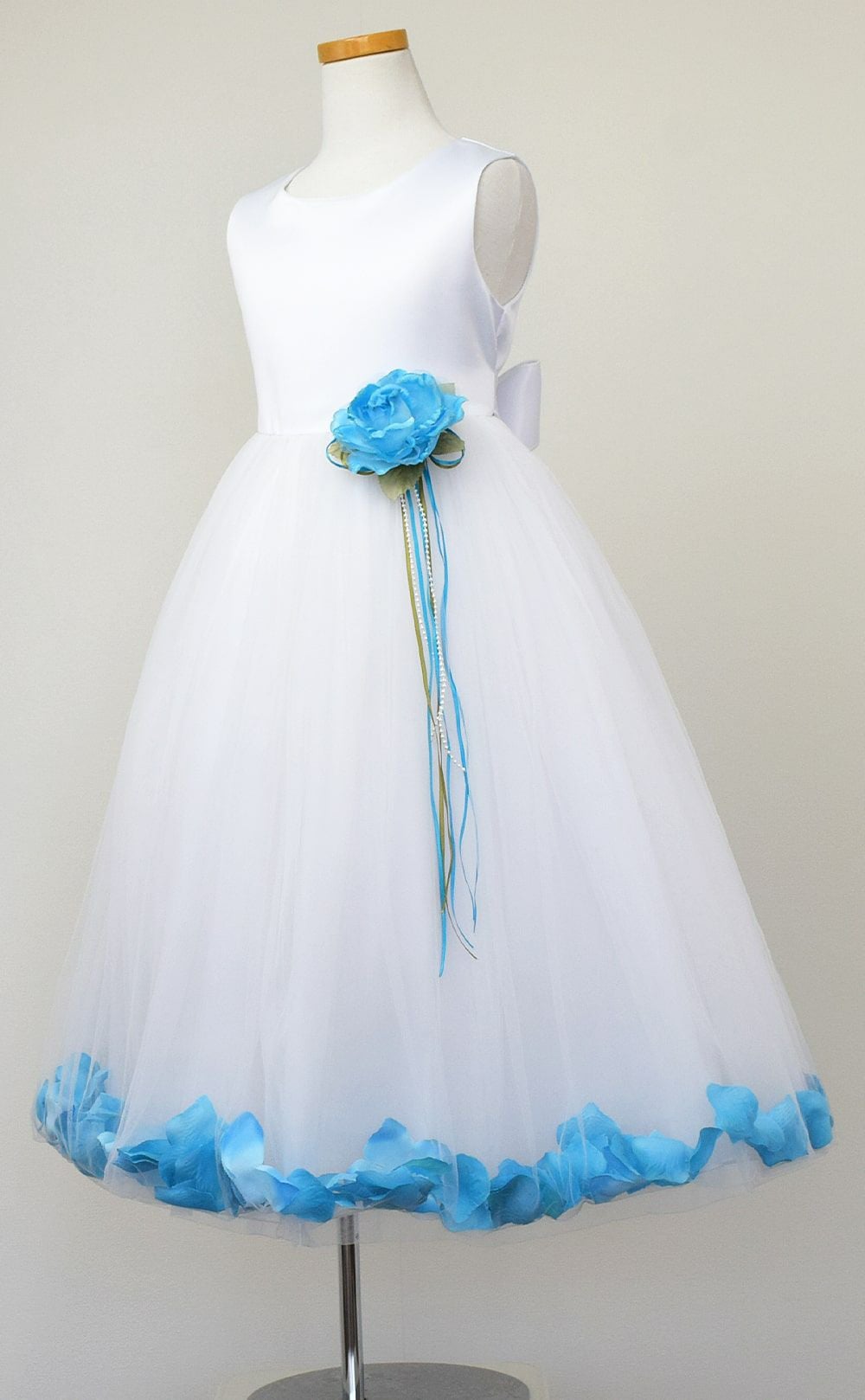 ピアノ発表会や結婚式にぴったりのホワイトカラーの女の子用キッズドレス。シンプルで美しいシルエットが魅力のAngel's Closetの子供ドレス レンタル商品（【レンタル】サテン＆チュールフラワーペタルドレス（KD160B）ホワイト）｜画像4