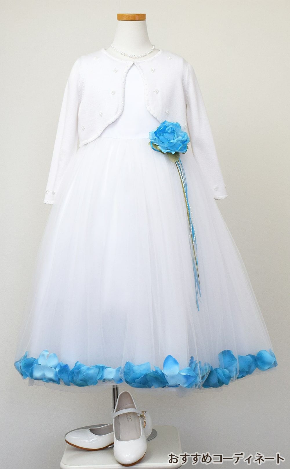 ピアノ発表会や結婚式にぴったりのホワイトカラーの女の子用キッズドレス。シンプルで美しいシルエットが魅力のAngel's Closetの子供ドレス レンタル商品（【レンタル】サテン＆チュールフラワーペタルドレス（KD160B）ホワイト）｜画像11