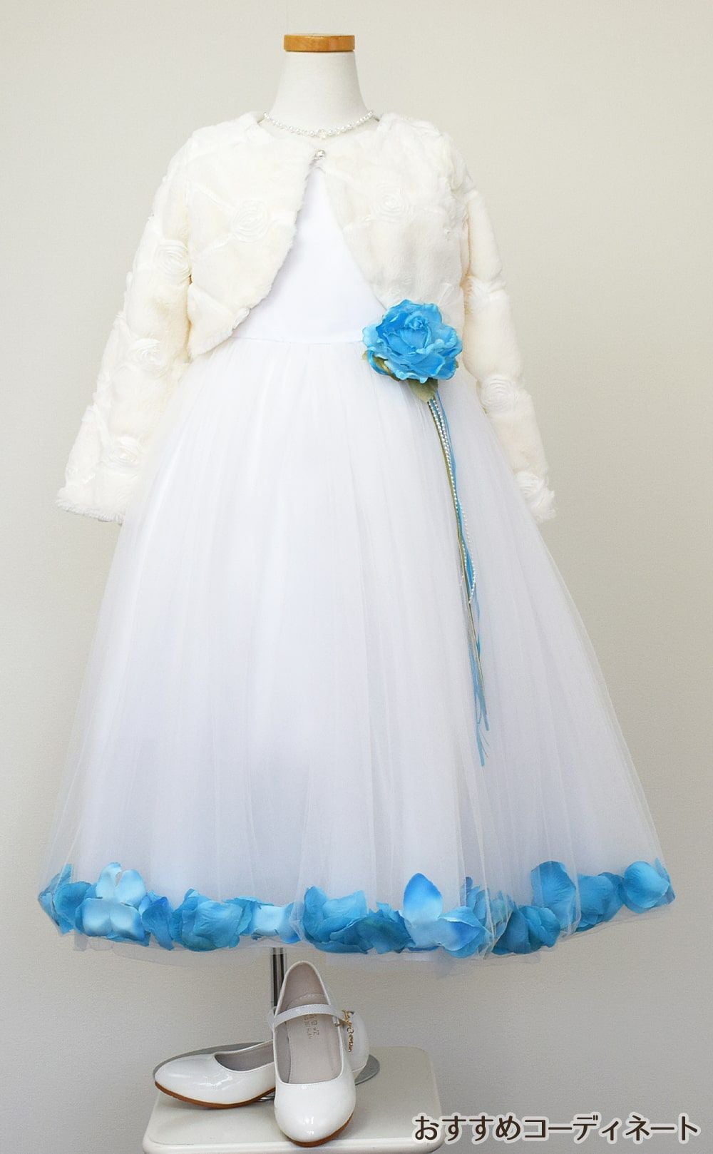 ピアノ発表会や結婚式にぴったりのホワイトカラーの女の子用キッズドレス。シンプルで美しいシルエットが魅力のAngel's Closetの子供ドレス レンタル商品（【レンタル】サテン＆チュールフラワーペタルドレス（KD160B）ホワイト）｜画像12